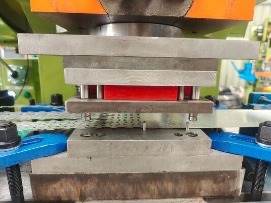 Concertina Razor Barbed Wire Machine / Blade Wire Making Machine