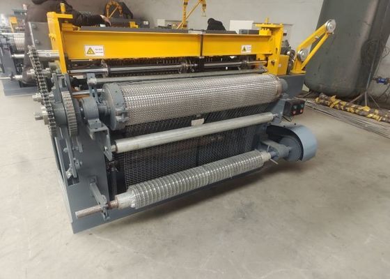 छेद का आकार 1/2 इंच वेल्डेड वायर मेष मशीन चिकन पिंजरे मेष इलेक्ट्रिक